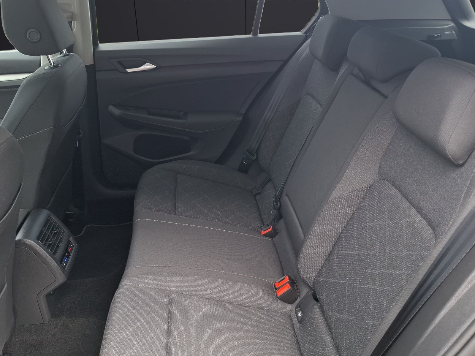 Fahrzeugabbildung Volkswagen Golf VIII TSI Life LED AHK STHZ ACC Navi Pano AI