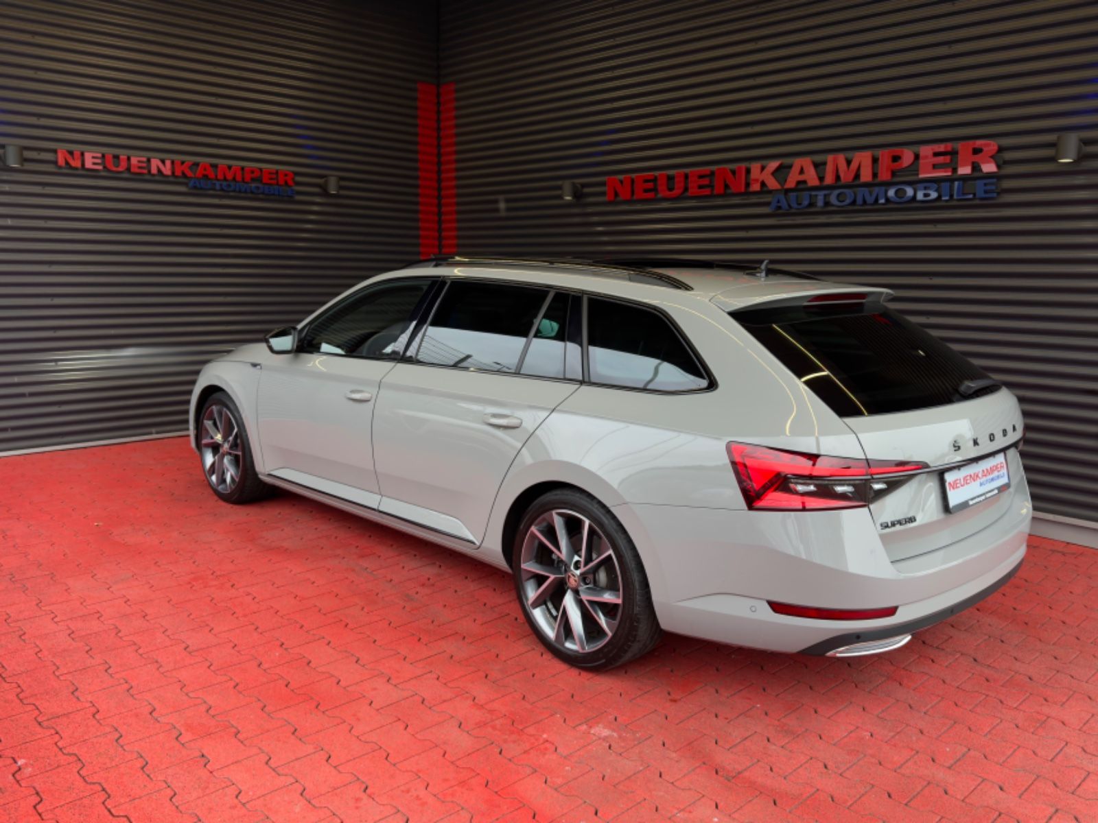 Fahrzeugabbildung SKODA Superb Combi Sportline 2.0 TSI DSG Pano ACC Memo