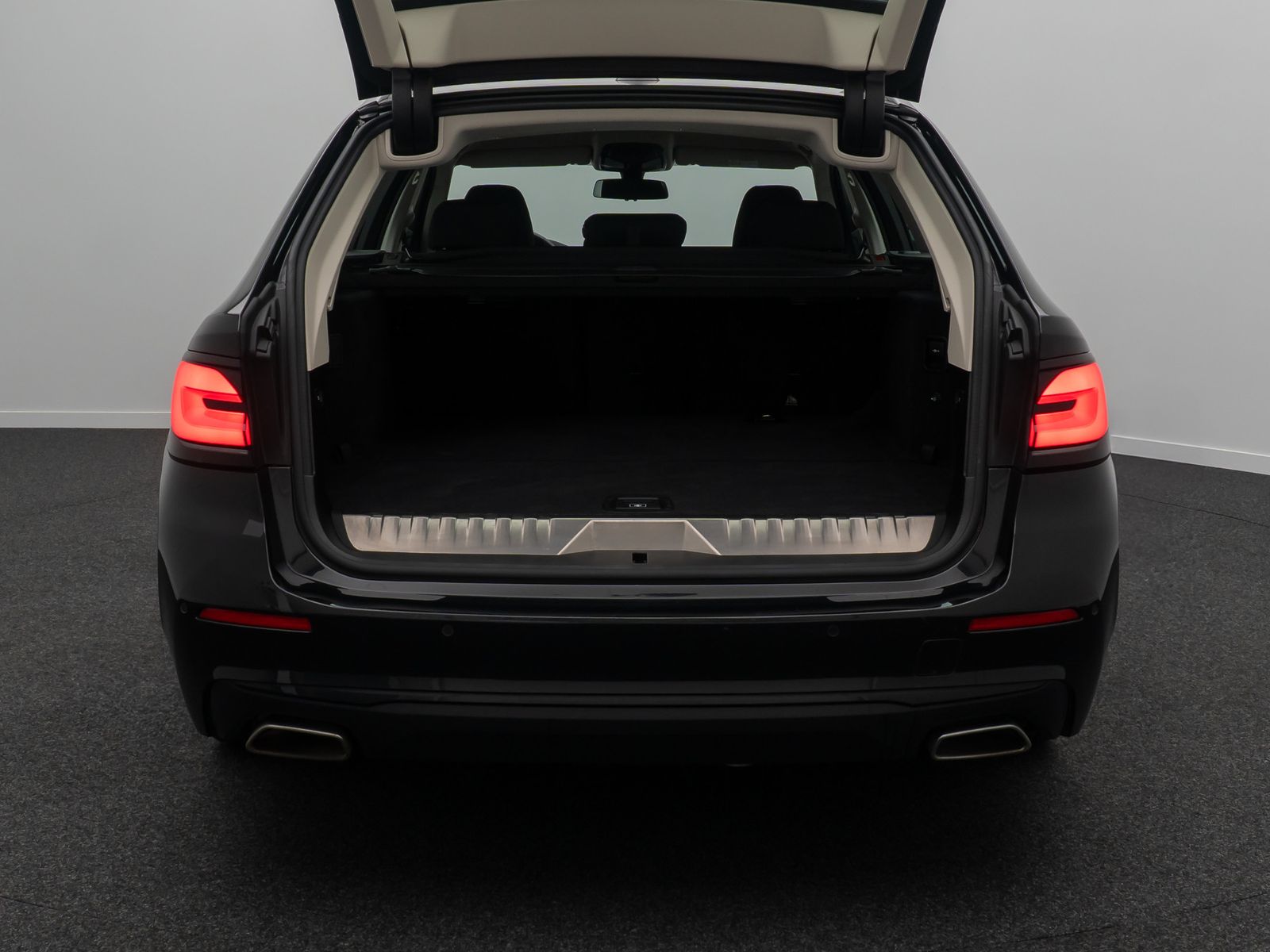 Fahrzeugabbildung BMW 530e AHK Alarm Kamera DAB 4xKlima M Sport 18Zoll