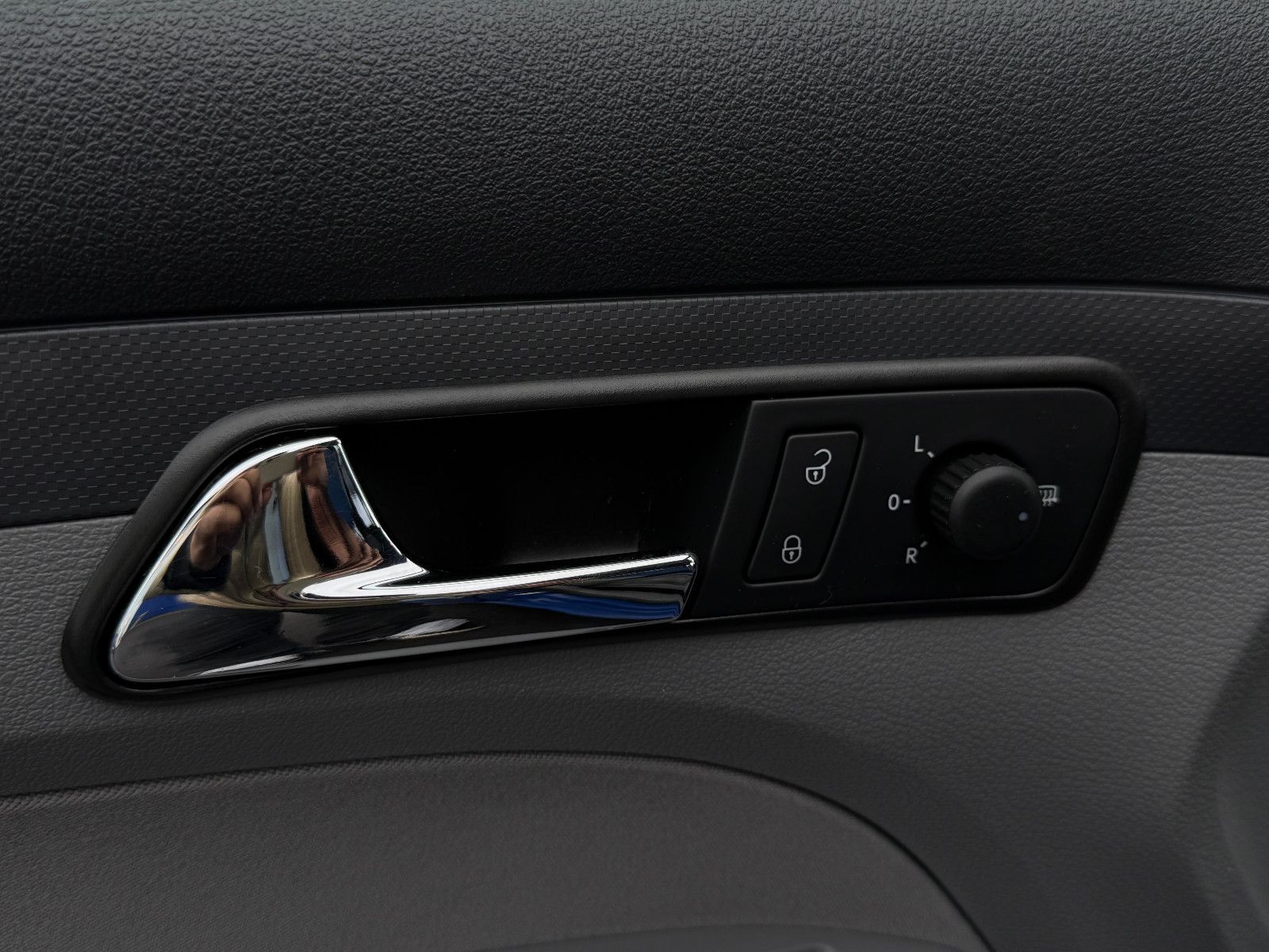 Fahrzeugabbildung Volkswagen Caddy Maxi Life 1.9 TDi DSG 7-Sitzer AHK PDC