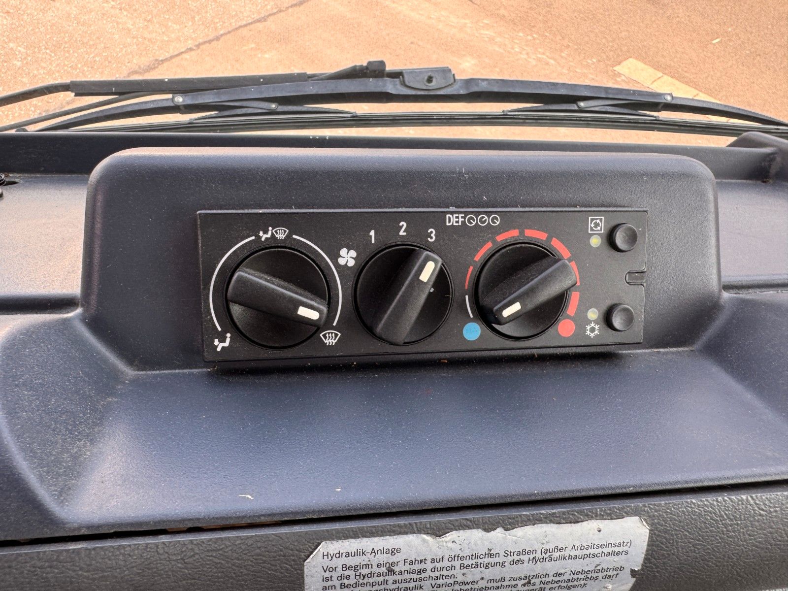 Fahrzeugabbildung Mercedes-Benz Unimog U300 4x4 Vario-Pilot