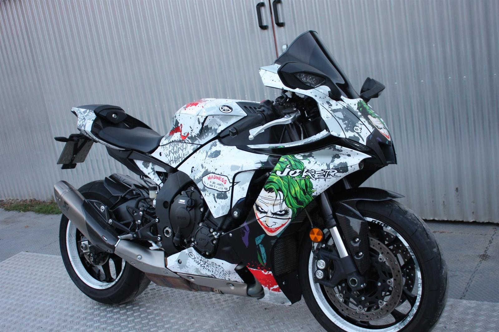 Yamaha R1 YZF im JOKER Design mit Akra