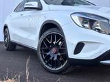 Mercedes-Benz GLA 200 Navi PDC R19 R-18 - Mercedes-Benz GLA 200: Limousine