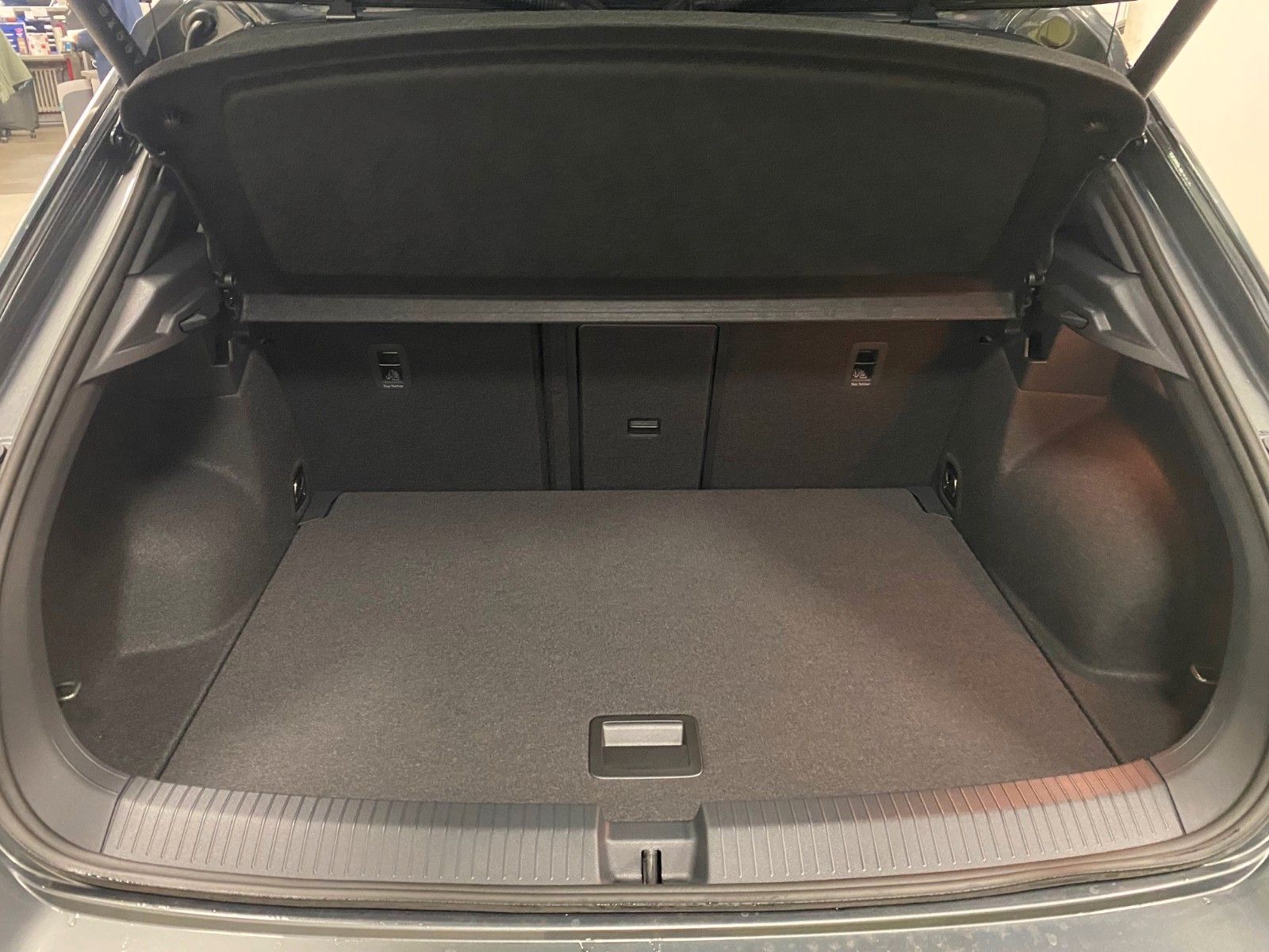 Fahrzeugabbildung Volkswagen T-Roc 1.5 TSI DSG R-Line+ACC+iQ Light MATRIX+18"