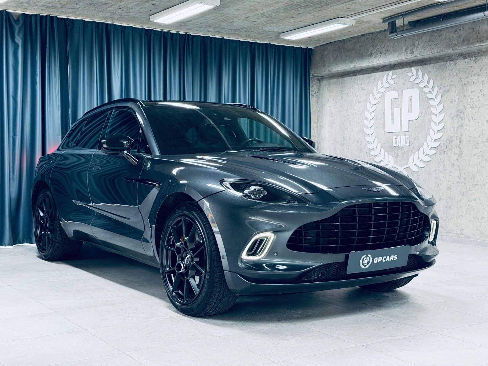 ASTON MARTIN DBX