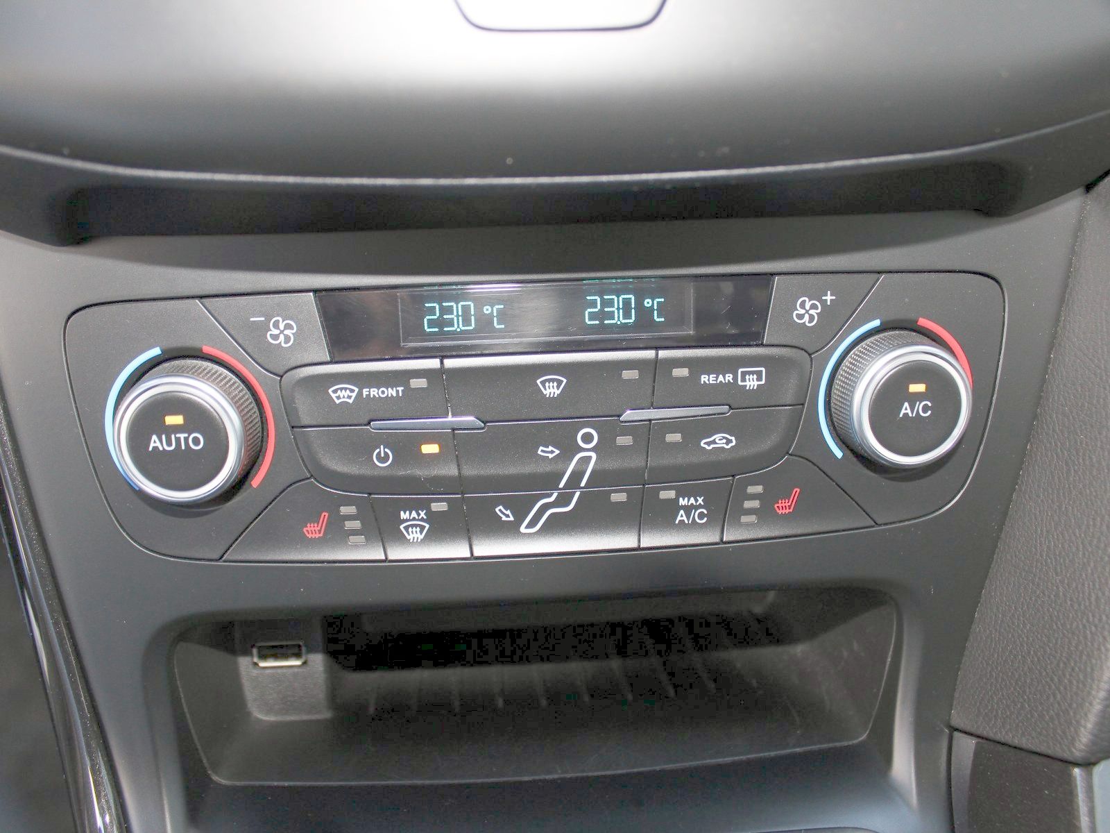 Fahrzeugabbildung Ford Focus Titanium 1,5 EcoBoost Start/Stopp