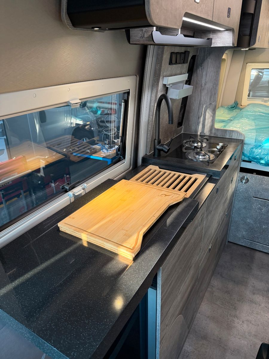 Fahrzeugabbildung Robeta Adonis - Luxus Campervan mit Aufstelldach