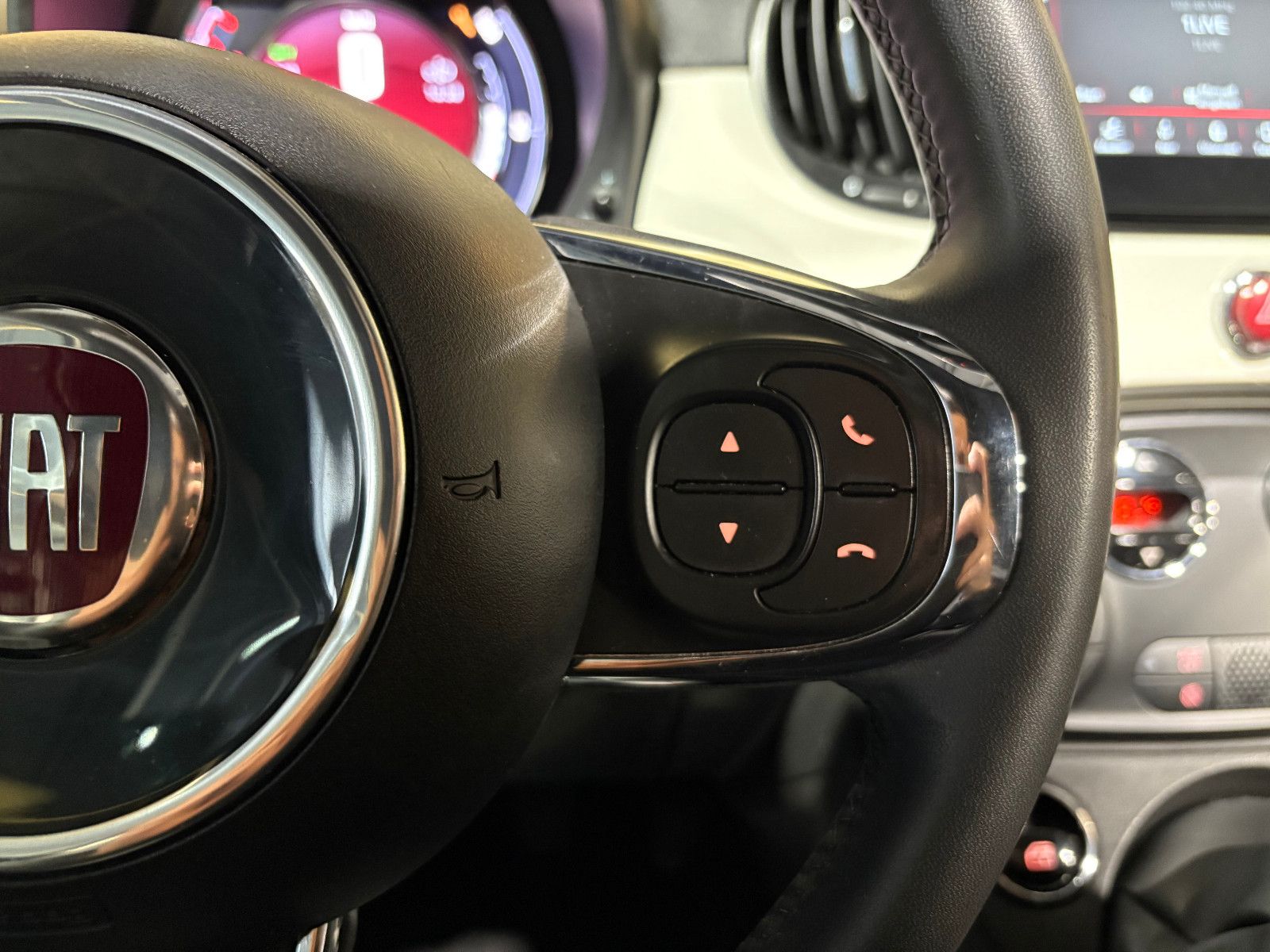 Fahrzeugabbildung Fiat 500 Dolcevita/PANO/PDC/KLIMA/DAB/TEMPOMAT/BLUETO