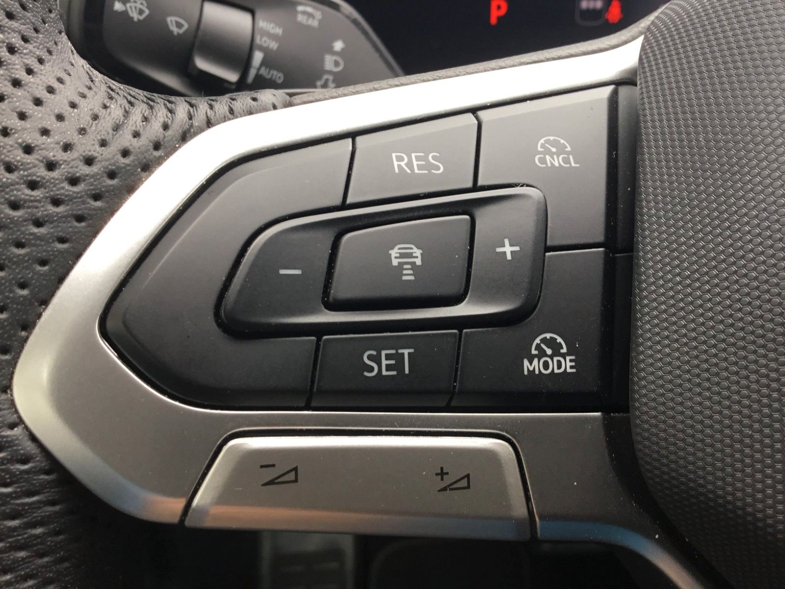 Fahrzeugabbildung Volkswagen Tiguan 2.0 TDI DSG 4M R-Line+AHK+20"+Matrix+Pano