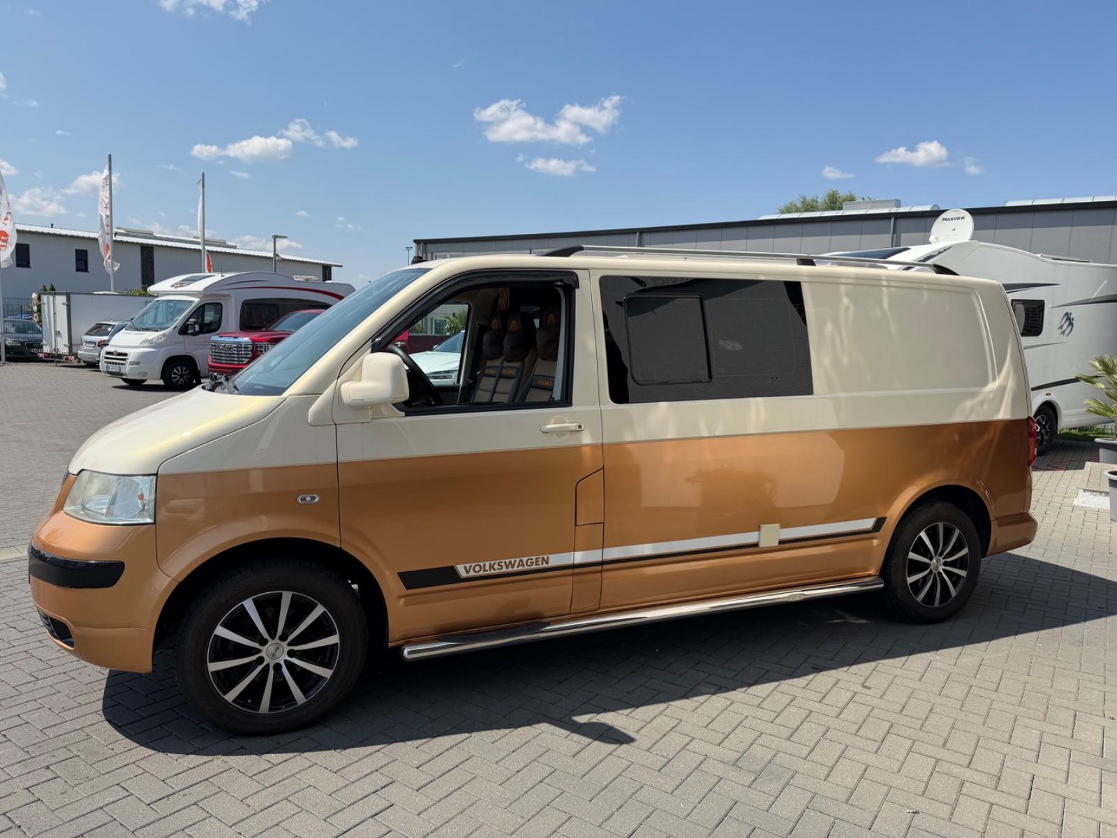 Volkswagen T5 Spezialumbau mit Bett, Solaranlage etc.