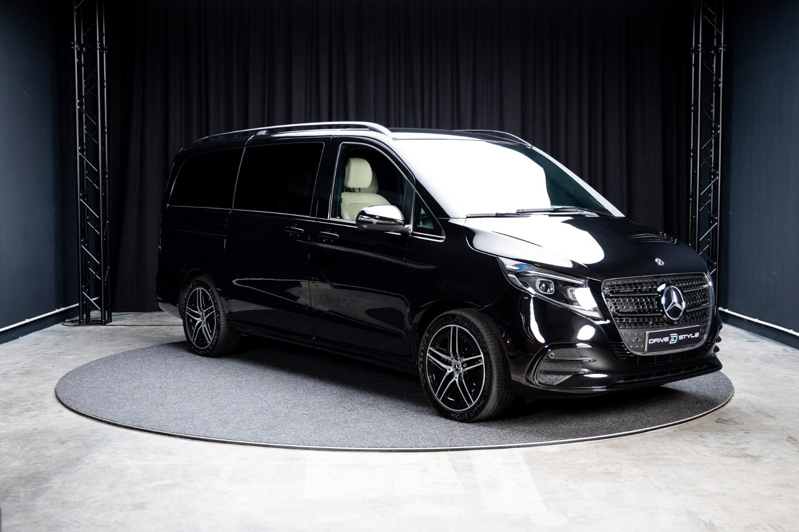 Fahrzeugabbildung Mercedes-Benz V 300 d 4MATIC EXCLUSIVE lang + AIRMATIC + Bur