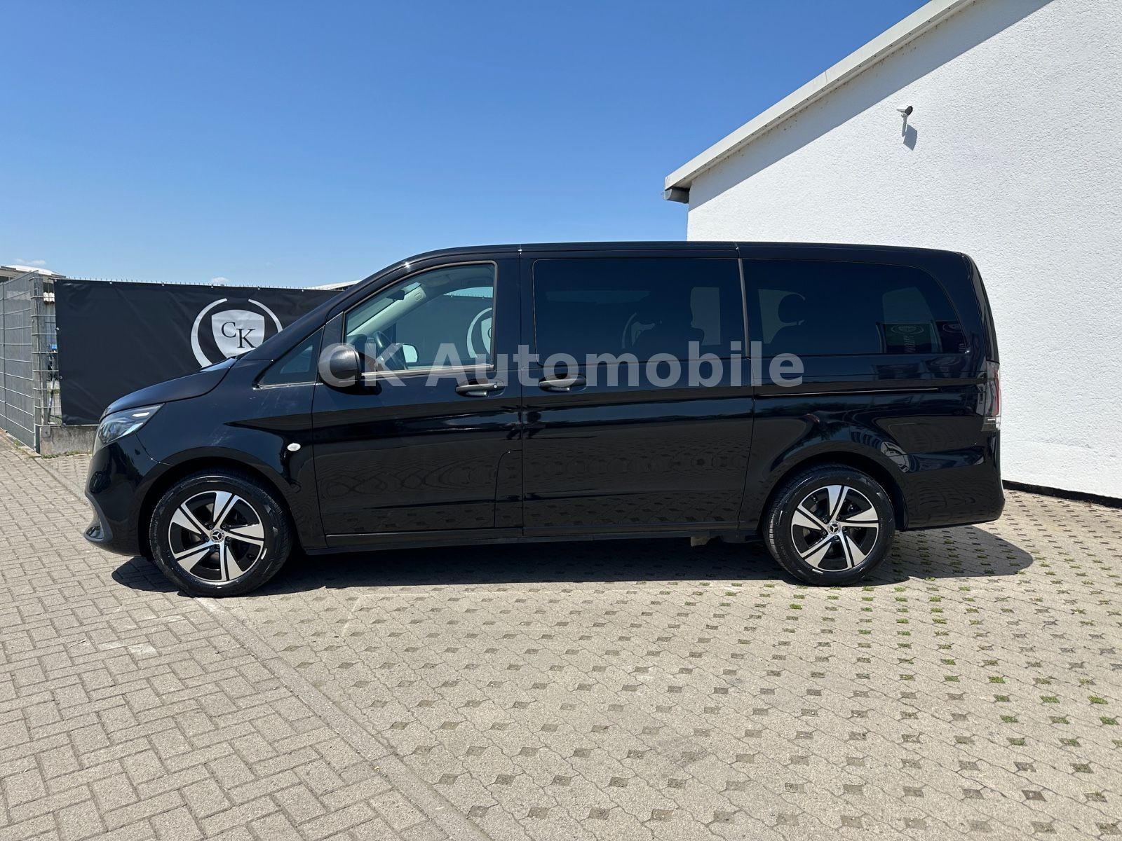 Fahrzeugabbildung Mercedes-Benz Vito Tourer 119 PRO lang/9 Sitze/Navi/LED/Kamera
