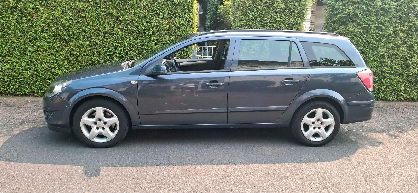Opel Astra 2007 — вигляд ззаду