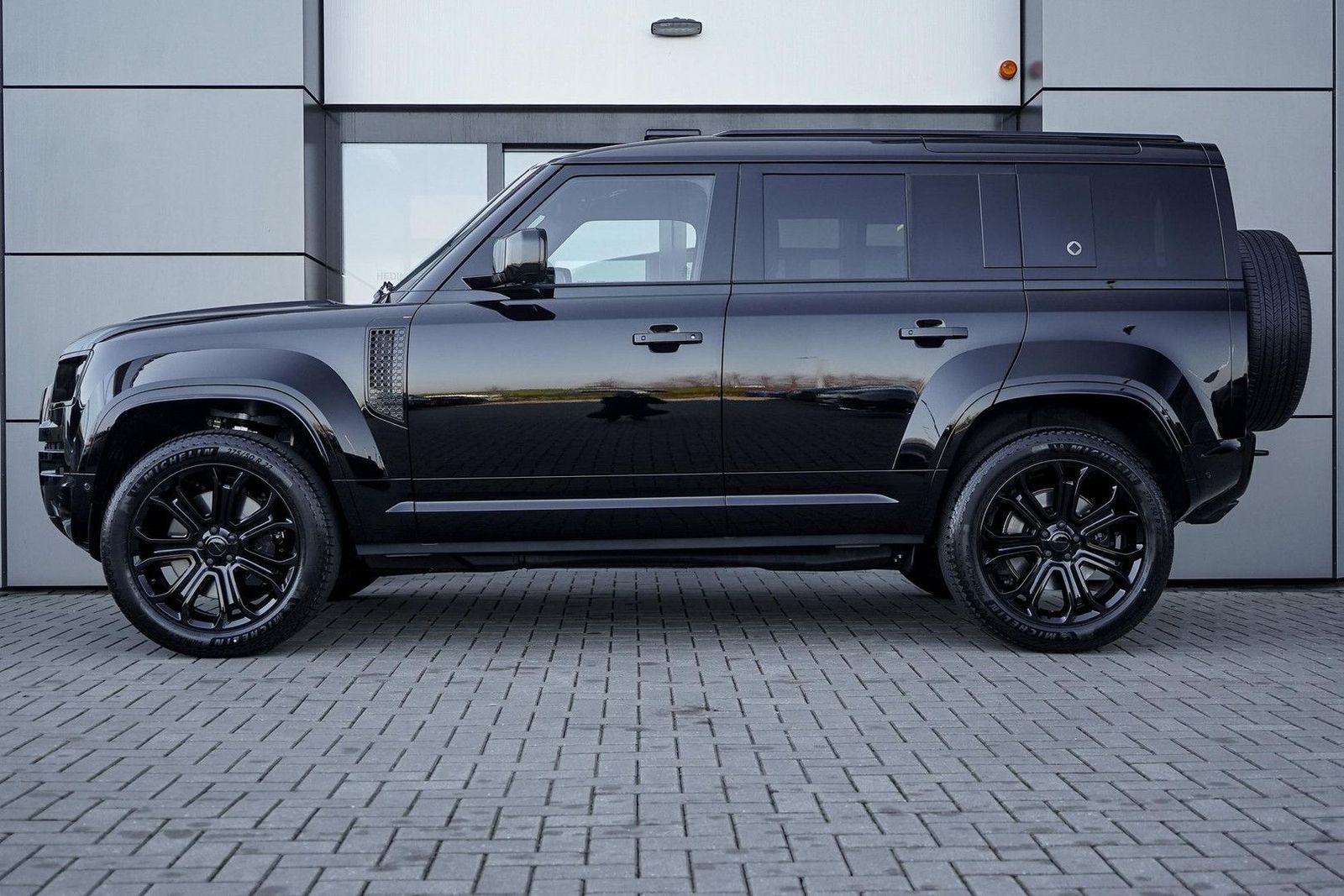 Land Rover Defender 110 4.4 P635 OCTA BLACK | Towing Pack | imagem 3