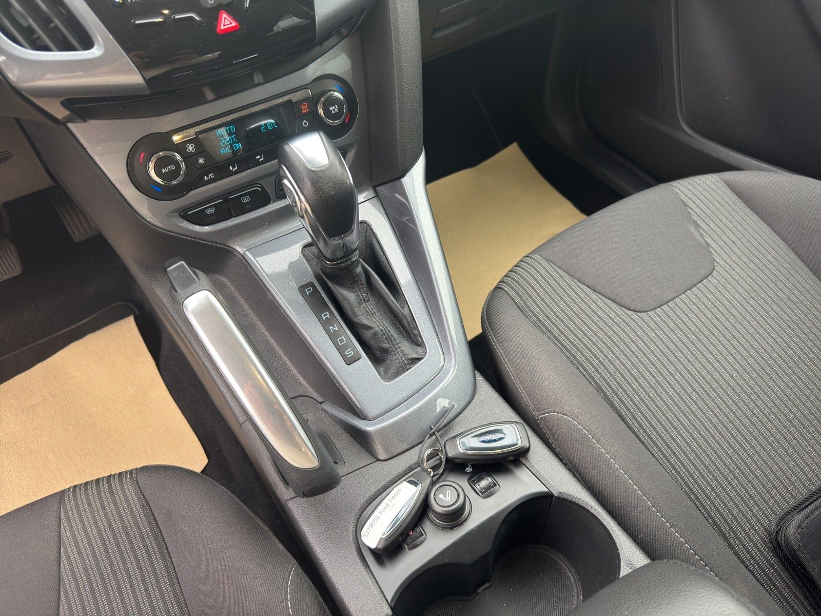Fahrzeugabbildung Ford Focus Lim. Titanium Automatik/1HAND