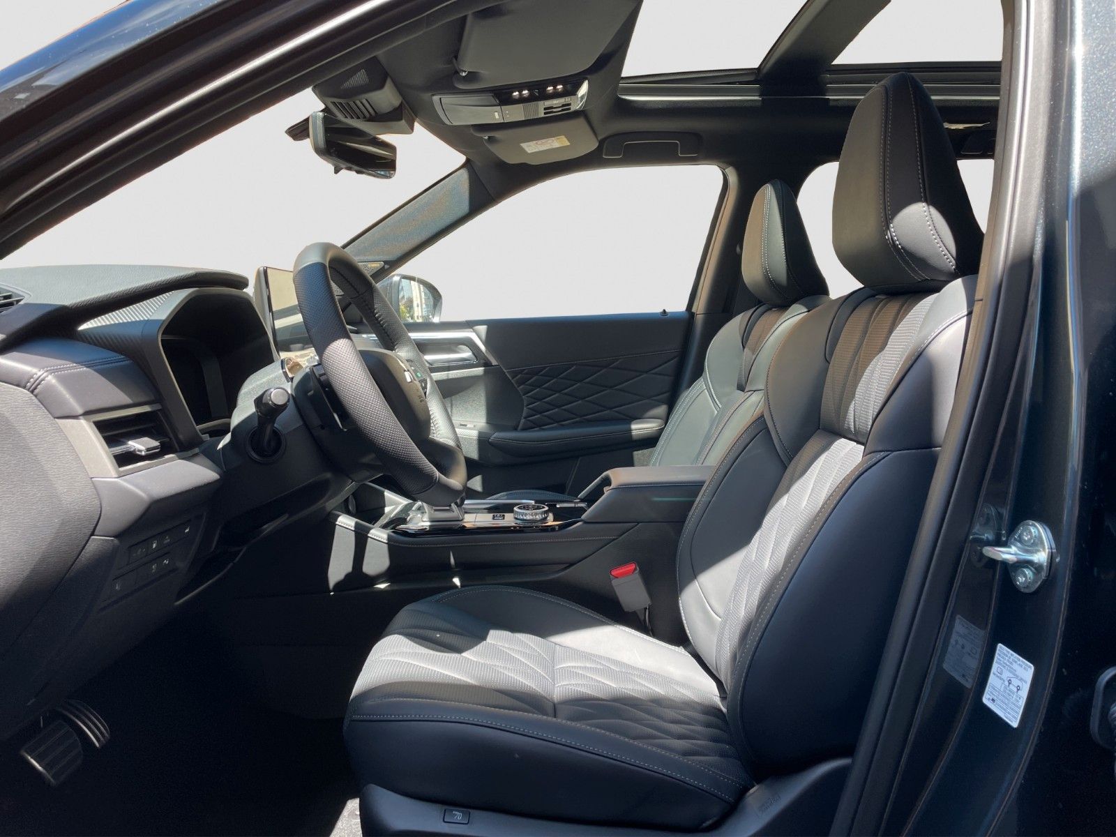 Fahrzeugabbildung Mitsubishi Outlander 2.4 PHEV 4WD LUXURY BLACK AKTIONSPREIS