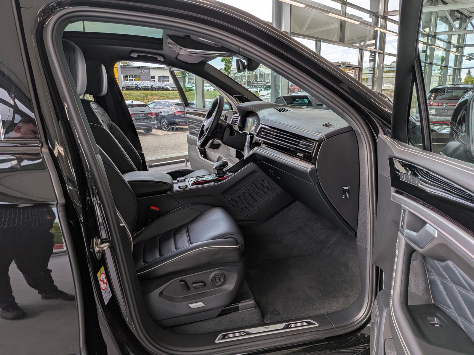 Fahrzeugabbildung Volkswagen Touareg 3.0TDI 4M R-Line VOLL Black 22" UPE 114T