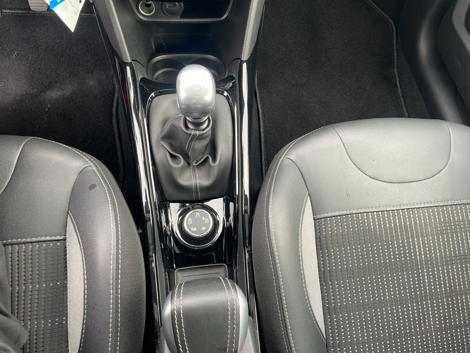 Fahrzeugabbildung Peugeot 2008 Allure*Pano*Navi*SitzHZ*Kamera*PDC*