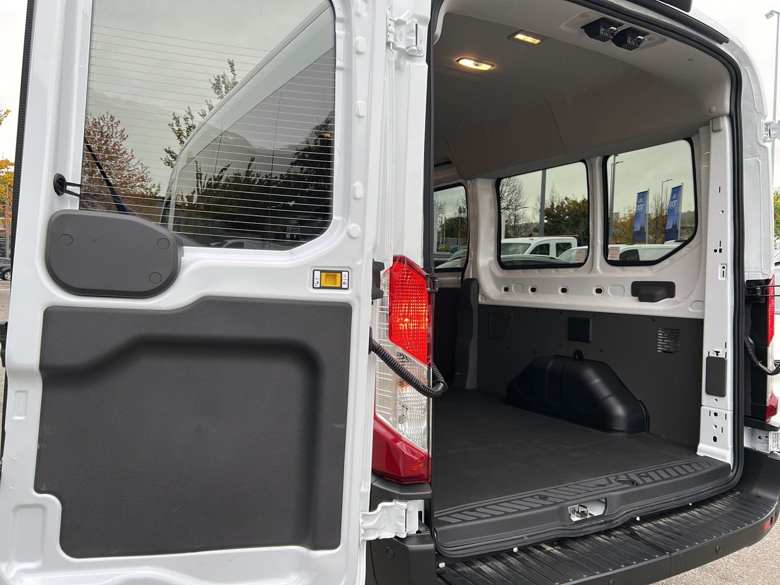 Fahrzeugabbildung Ford Transit Kombi 350L3 Trend 6 Sitze GJR Techno Pak