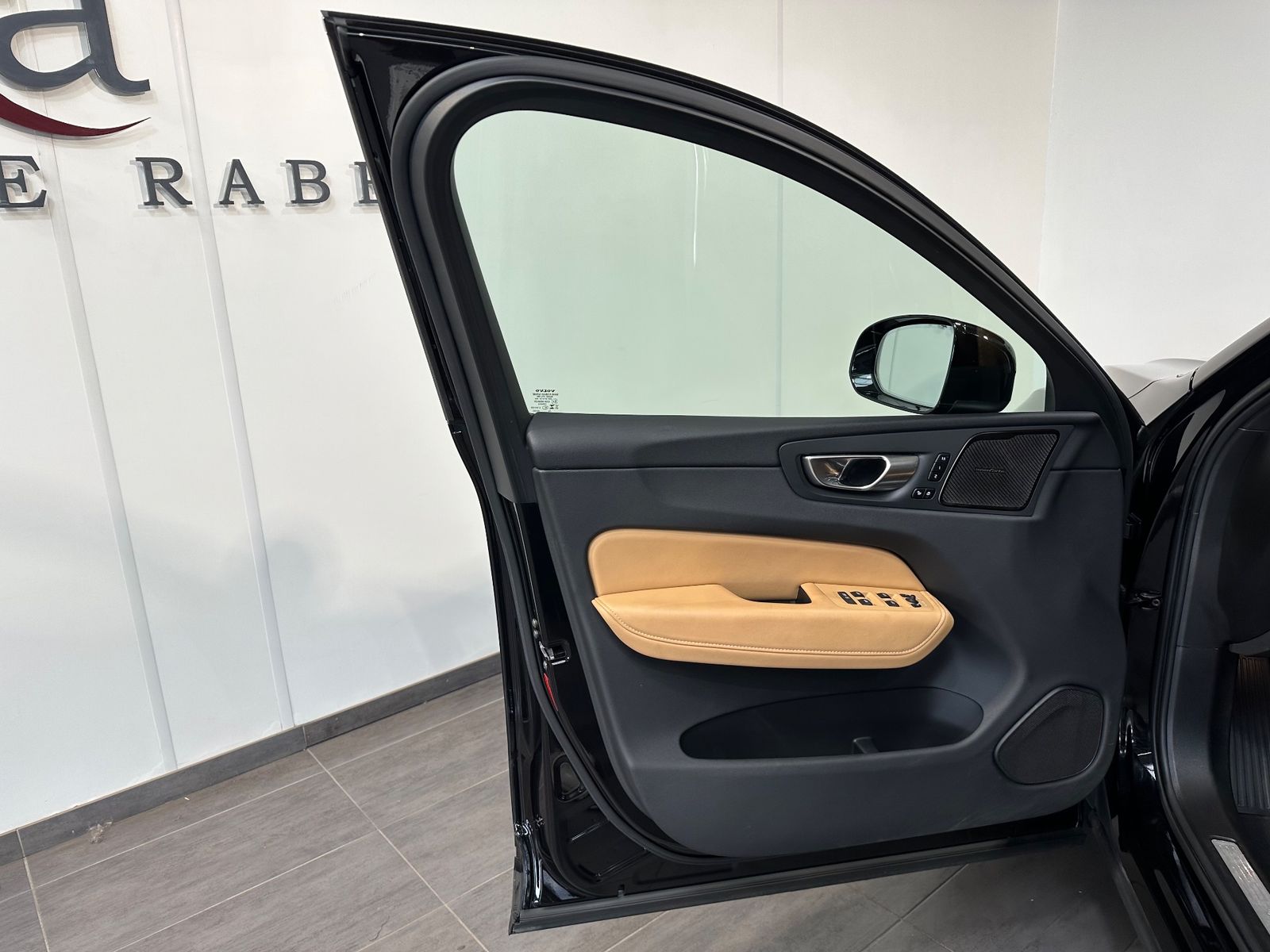 Fahrzeugabbildung Volvo XC60 B5 B AWD Ultimate Bright NAV+LED+PANO+AHK