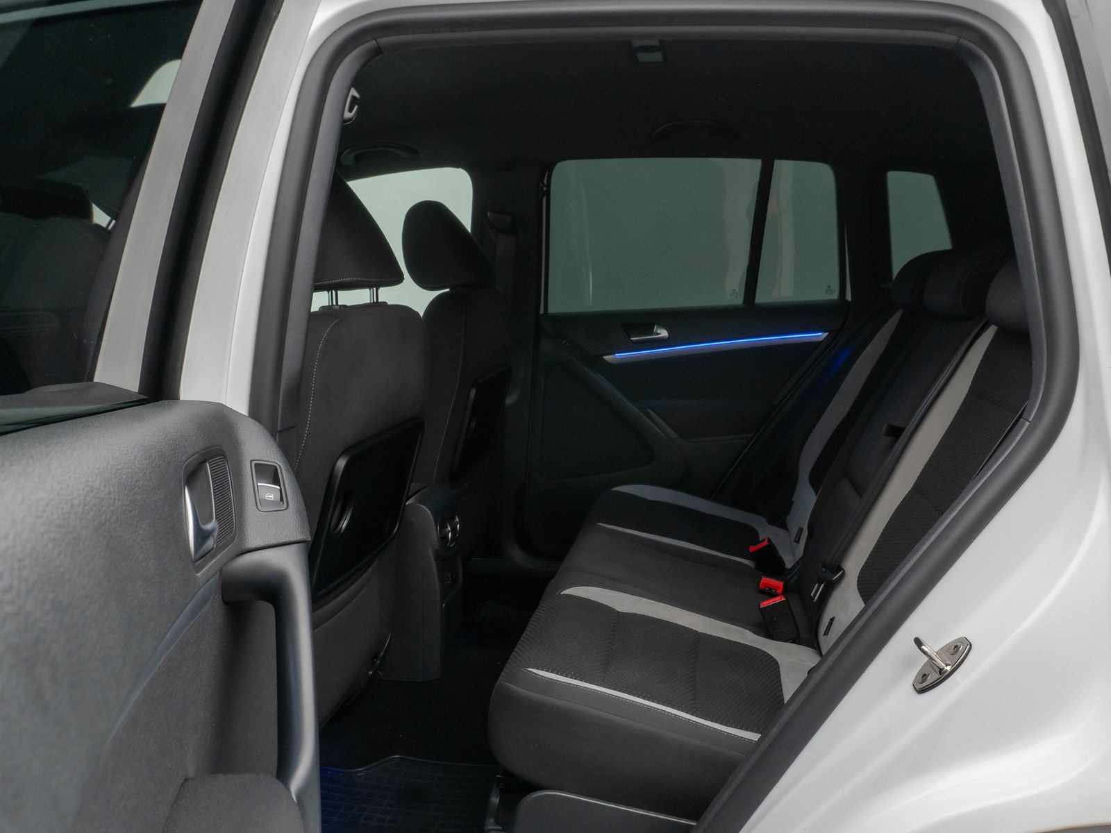 Fahrzeugabbildung Volkswagen Tiguan R-Line Xenon DAB Sitzhzg. AHK 8FACH