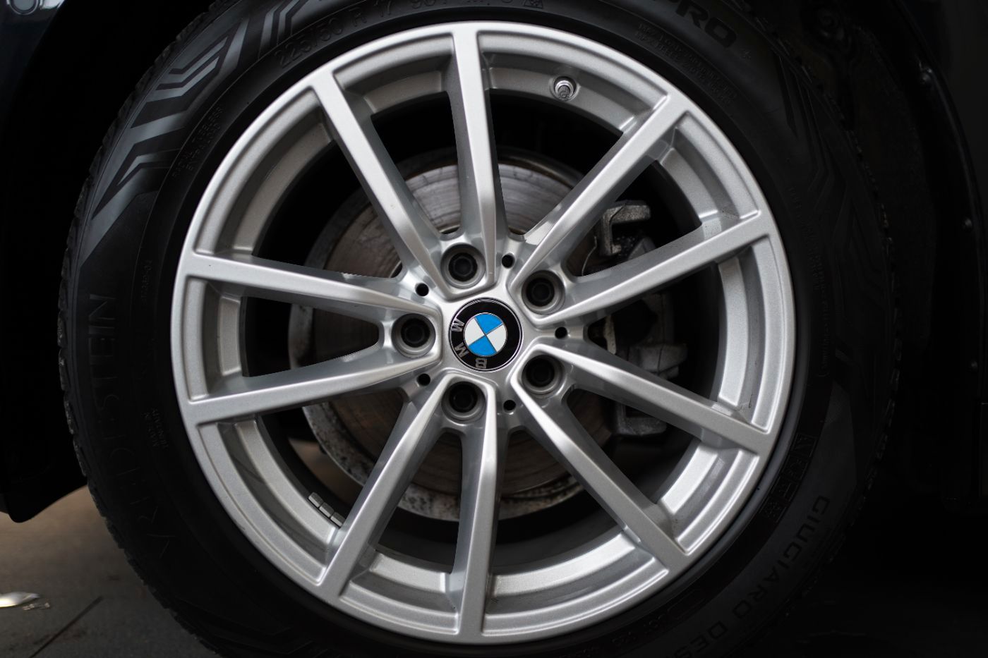 Fahrzeugabbildung BMW 318i Touring Navi+HeadUp+Kamera+APP+LED