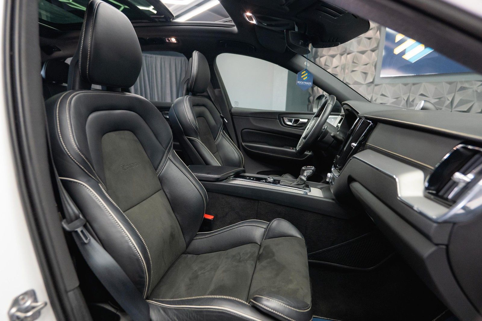 Fahrzeugabbildung Volvo XC60 R Design AWD | ACC | Pano | B&W | LED | 21`