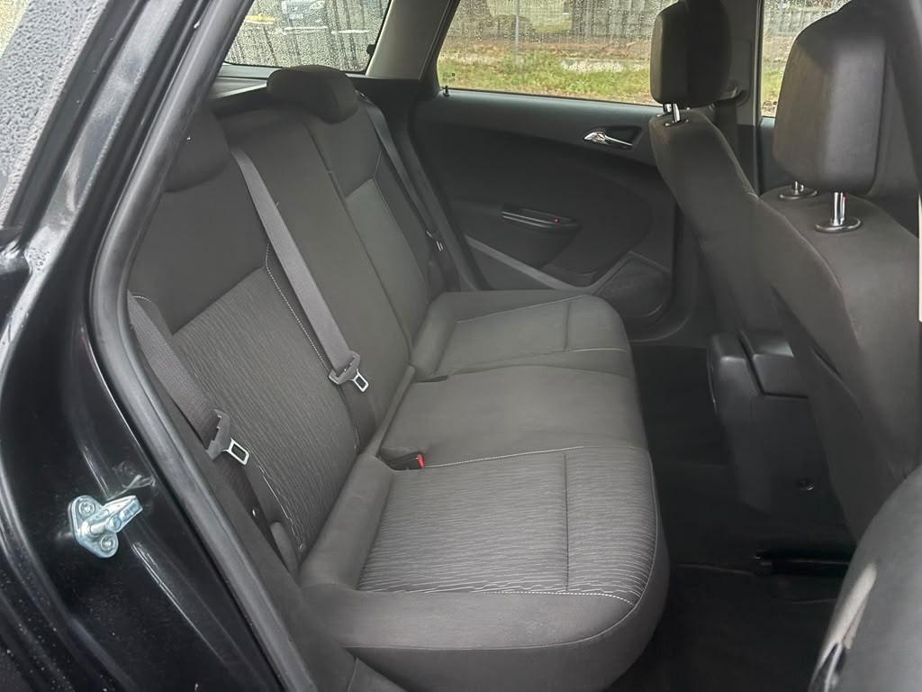 Opel Astra 2012 — photo 12