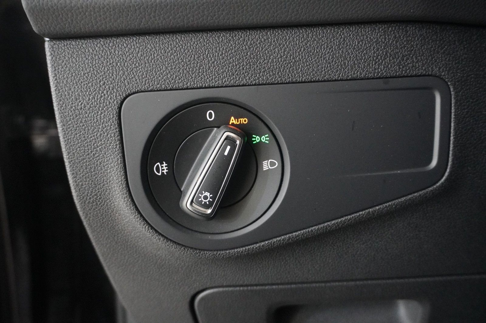 Fahrzeugabbildung Volkswagen Tiguan 1.5 TSI LIFE DSG NAVI/LED/ACC/SHZ/PDC/DAB