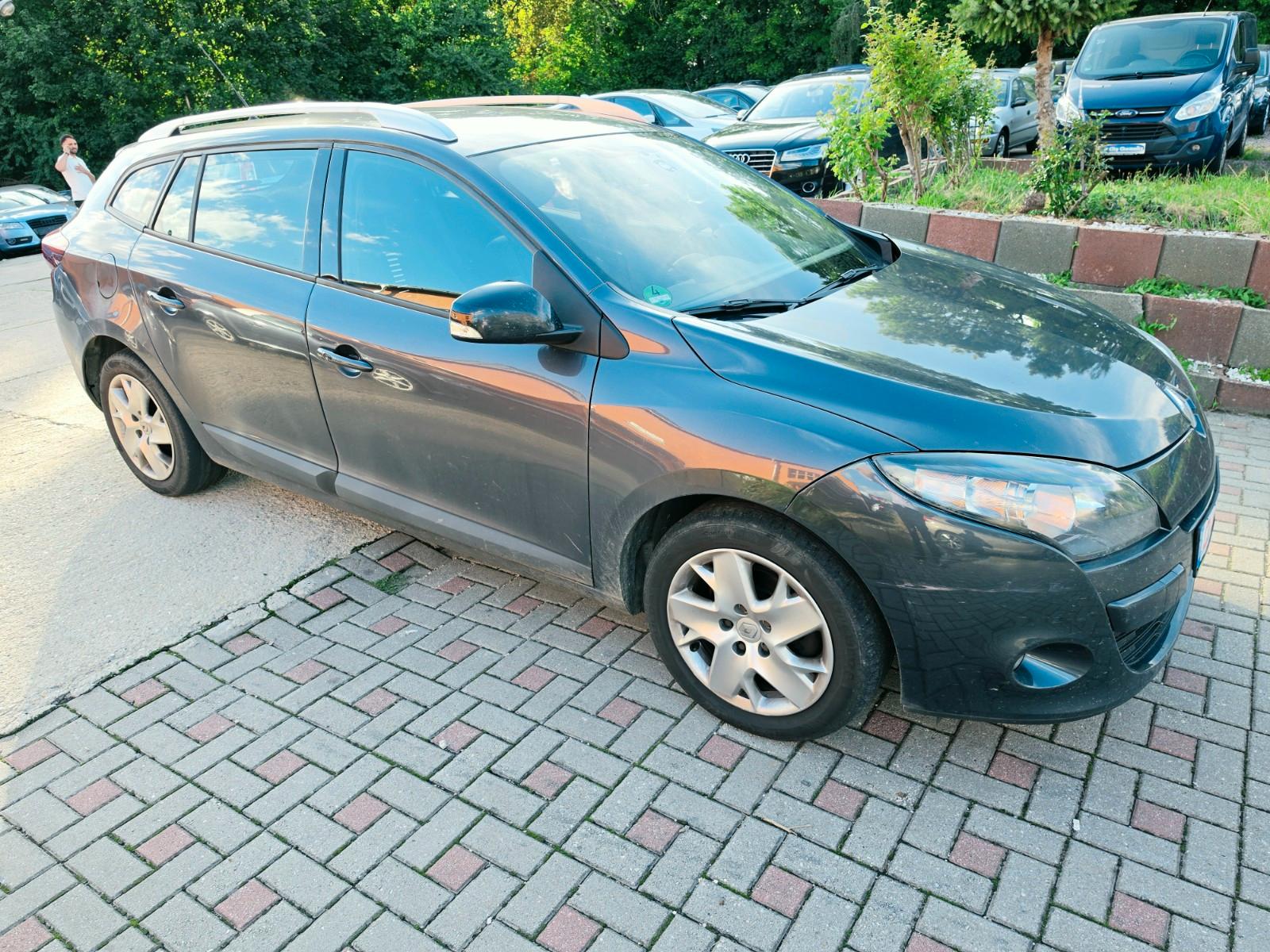 Renault Megane 2011 — rear view