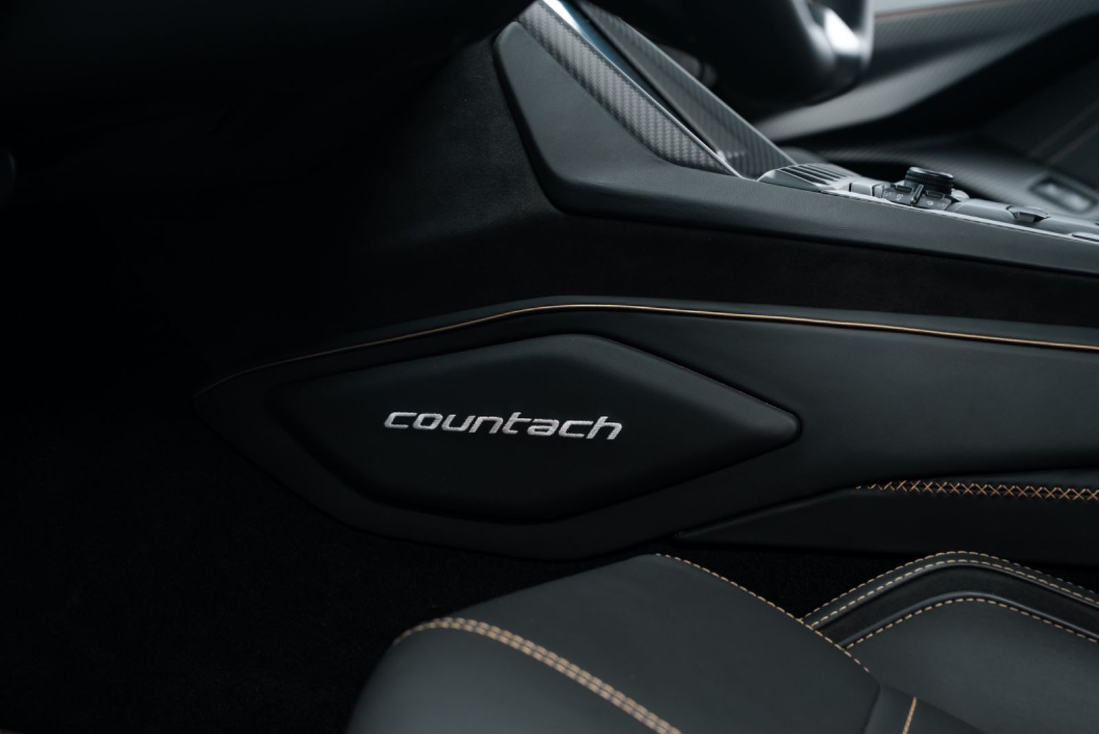 Fahrzeugabbildung Lamborghini Countach LPI 800-4 1of112/CARBON/LIFT