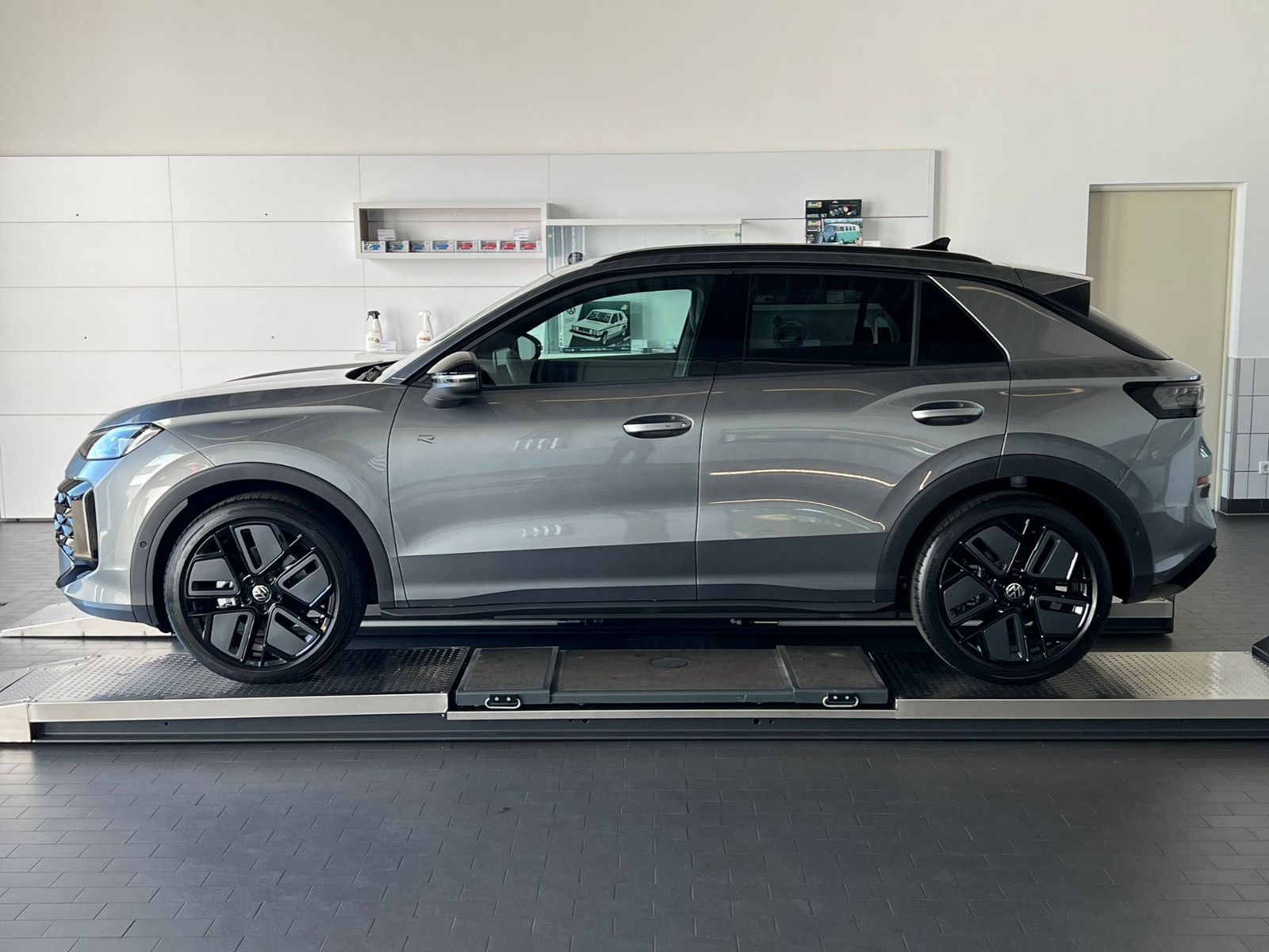 Fahrzeugabbildung Volkswagen T-Roc R-Line 1.5 eTSI DSG *BlackStyle,IQ-Light,N