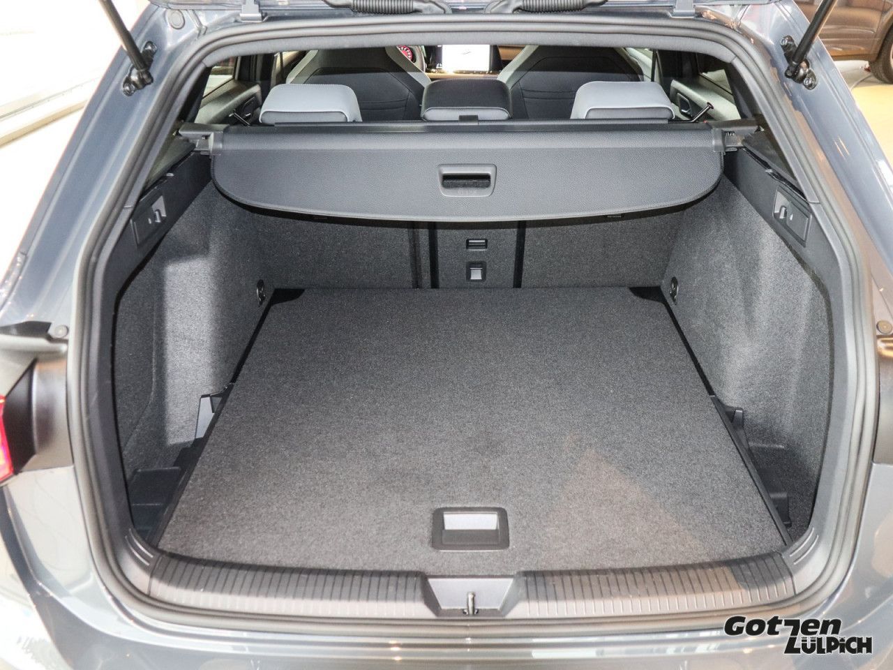 Fahrzeugabbildung Volkswagen Golf VIII Variant R-Line 1.5 TSI Navi AHK LED