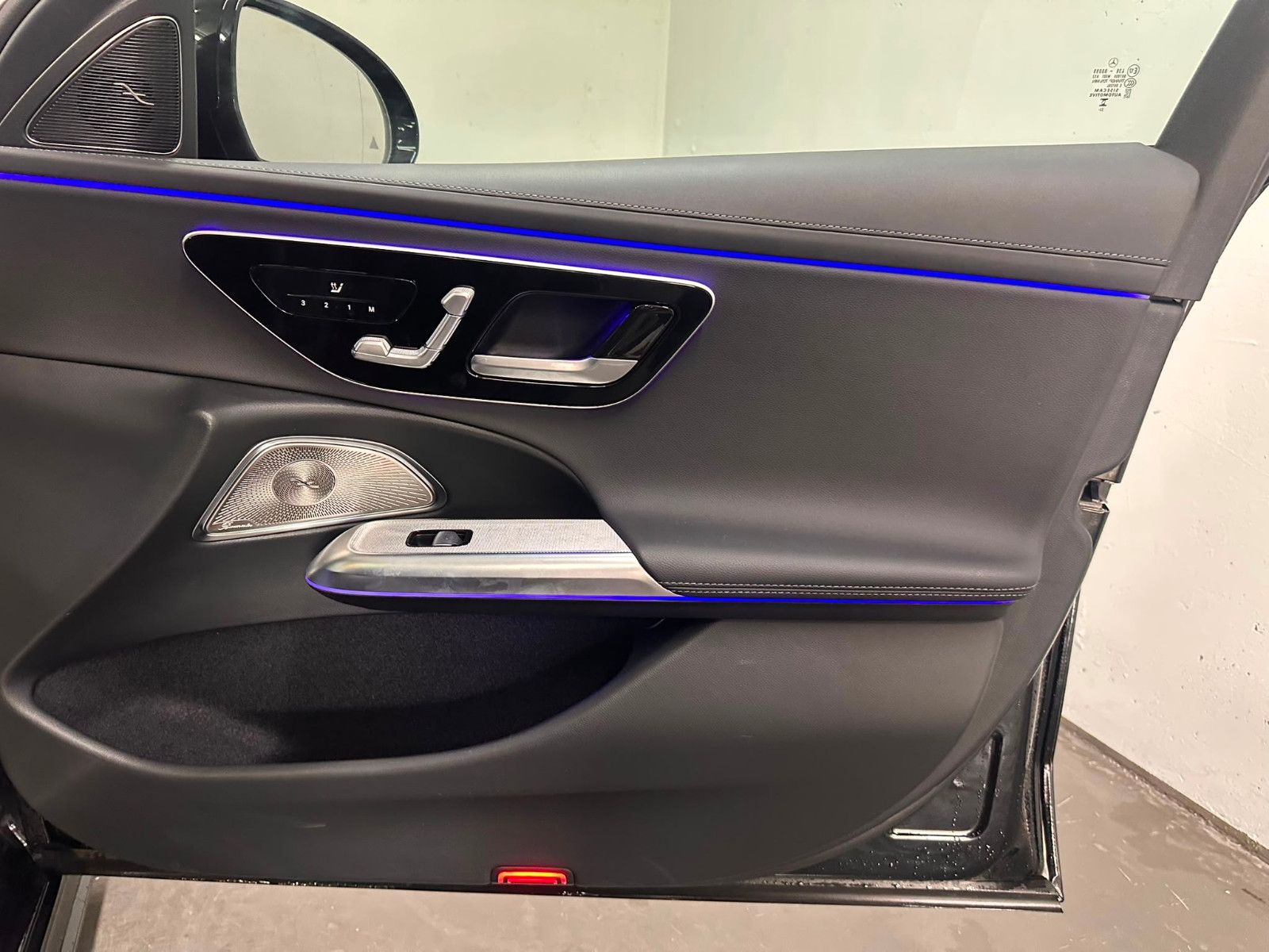 Fahrzeugabbildung Mercedes-Benz E 220 d 4MATIC T *AMG-LINE ADVANCED*PANO*KEYGO*