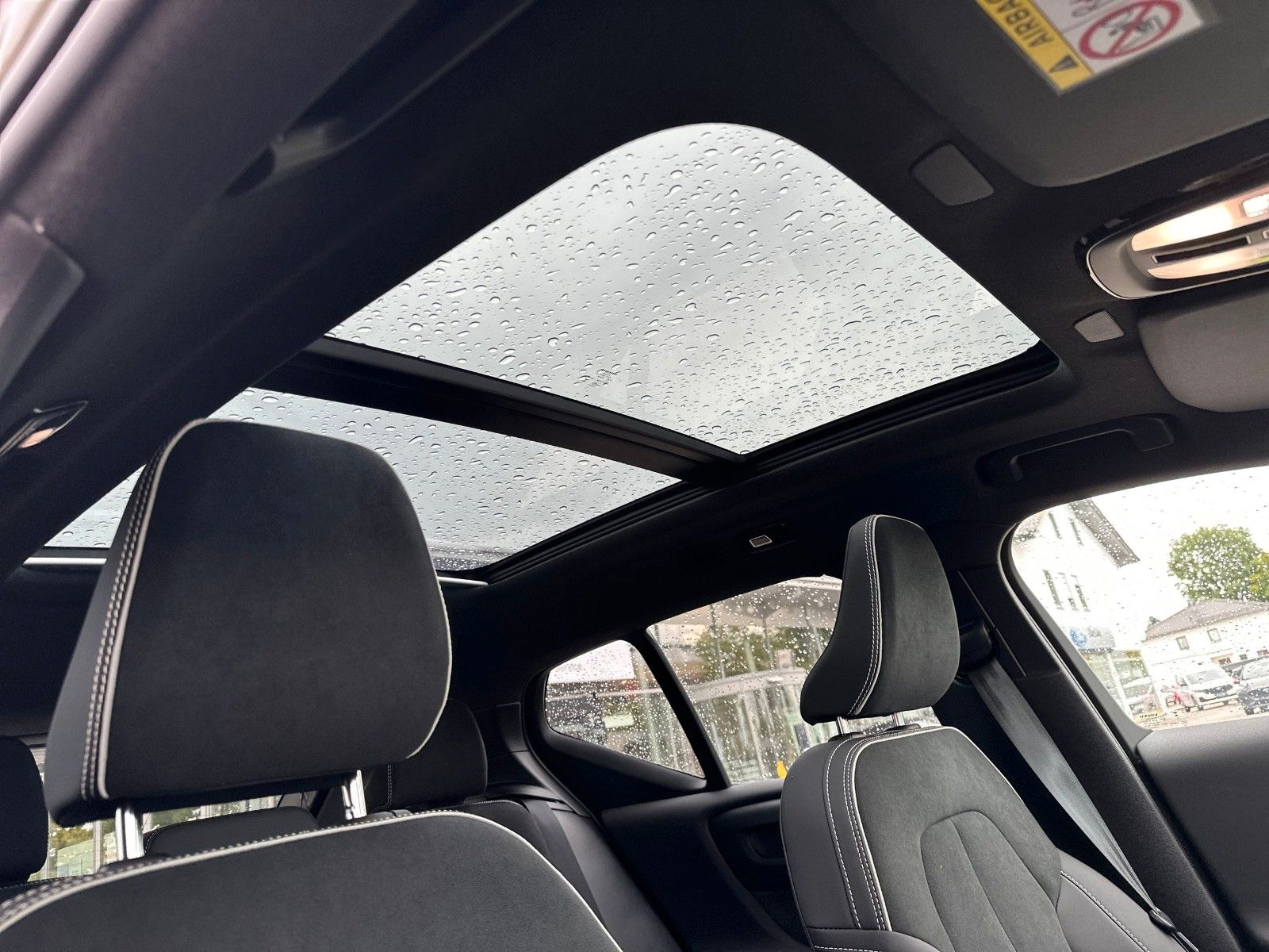 Fahrzeugabbildung Volvo XC40 Ultimate Recharge Pure Electric AWD, Panor