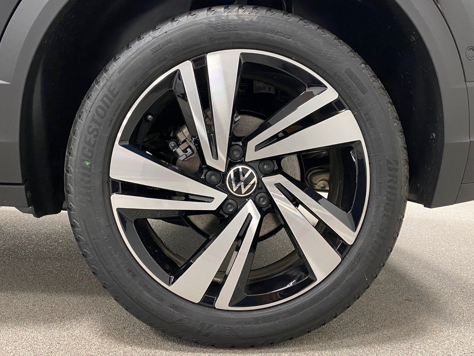 Fahrzeugabbildung Volkswagen T-Roc 1.5 TSI DSG R-Line+ACC+iQ Light MATRIX+18"