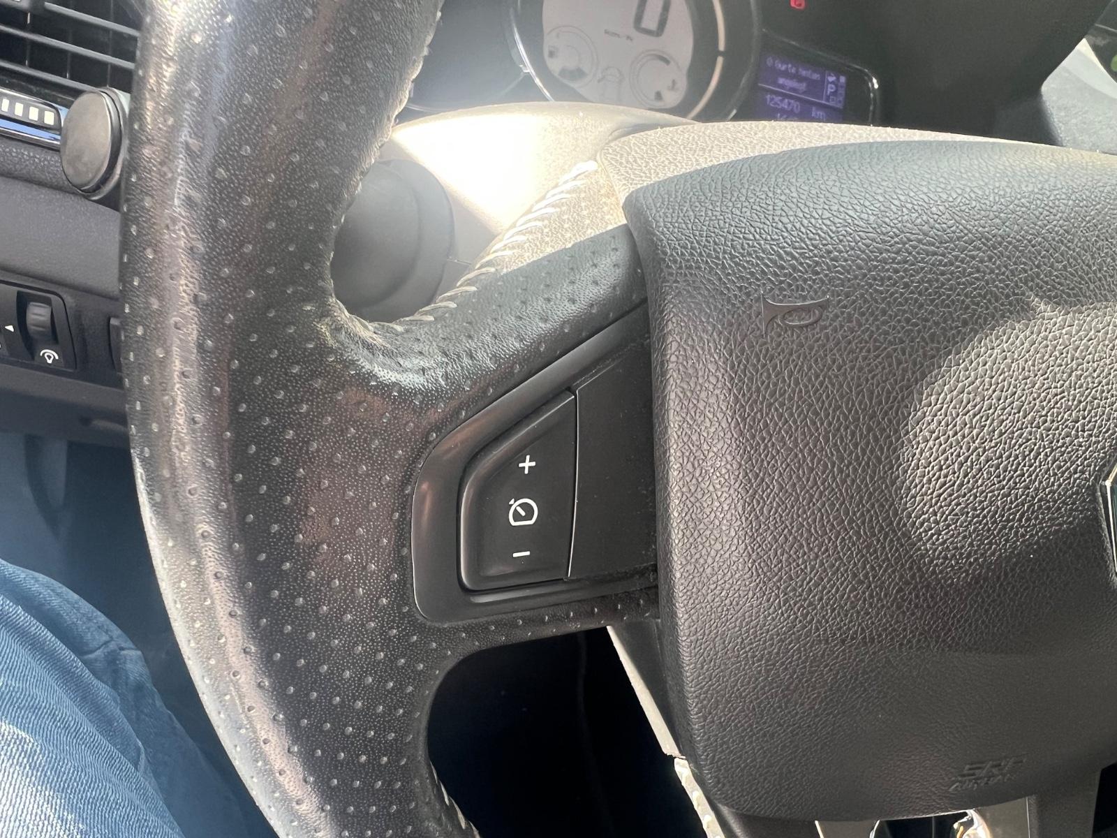 Renault Megane 2015 — photo 20