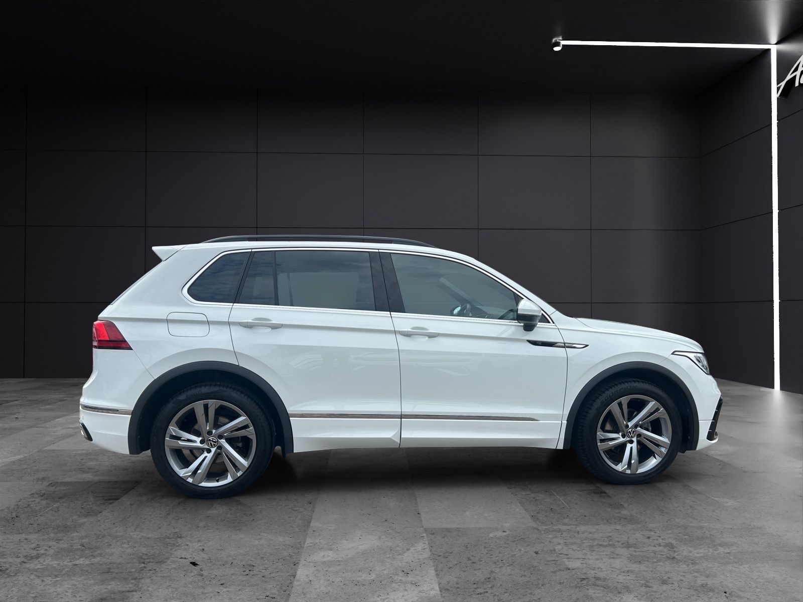 Fahrzeugabbildung Volkswagen Tiguan TSI R-Line DSG Standhzg LED AHK Navi AID