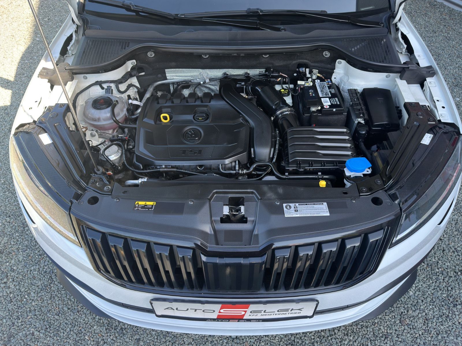 Fahrzeugabbildung SKODA KAROQ SPORTLINE DSG LED AHK APP KAMERA