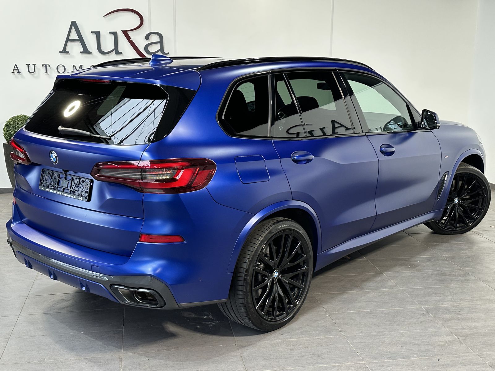 Fahrzeugabbildung BMW X5 M50i NAV+LASER+ACC+HEAD-UP+PANO+22ZO+360°+H&K