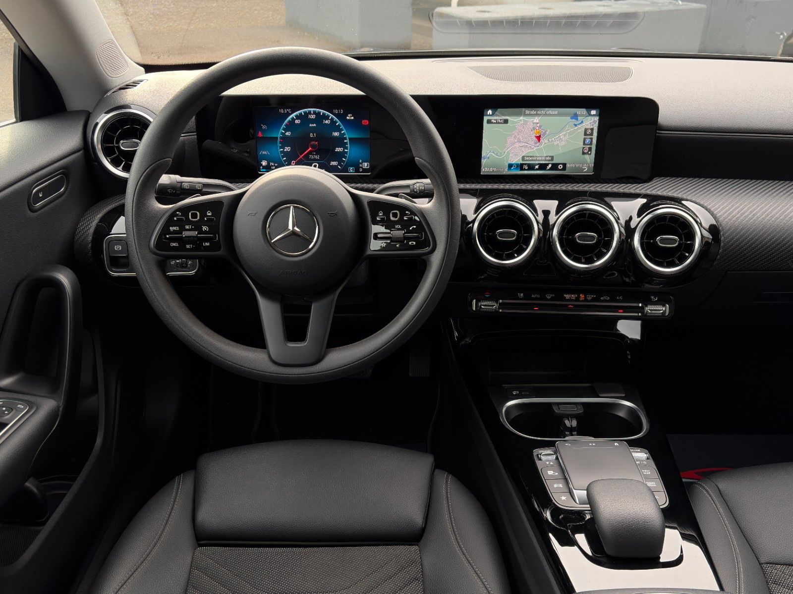 Fahrzeugabbildung Mercedes-Benz CLA 180 SB SHZ LKA TEMP MBUX Navi Wifi CarPlay