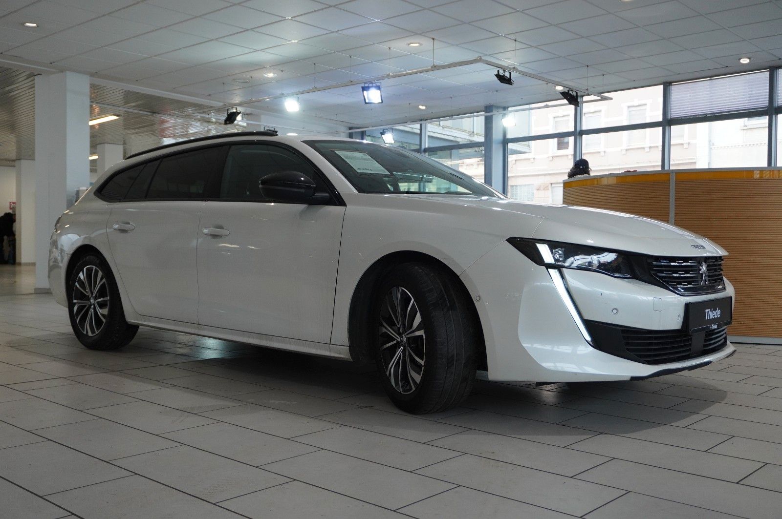 Fahrzeugabbildung Peugeot 508 SW 1.2T ALLURE PACK NAVI/LED/KAMERA/SHZ/VIRT