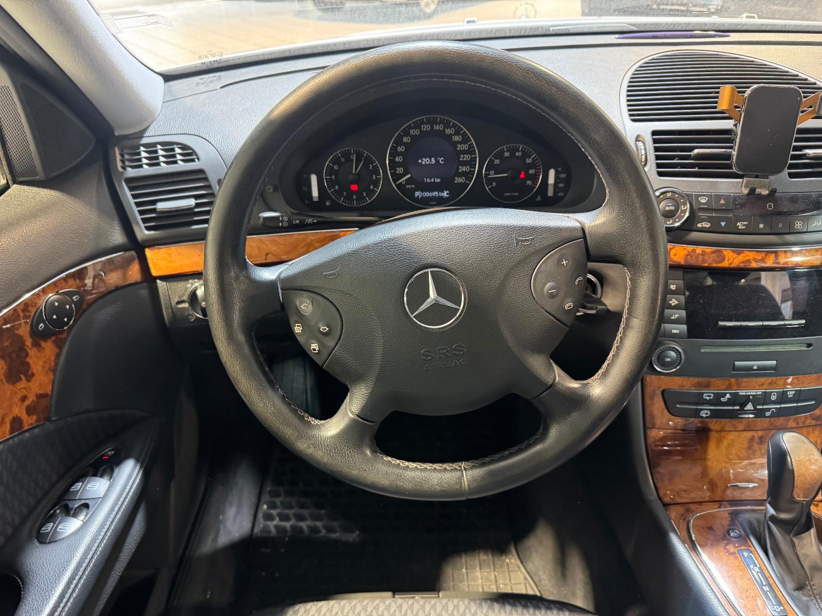 Mercedes-Benz E200 2004 — photo 24