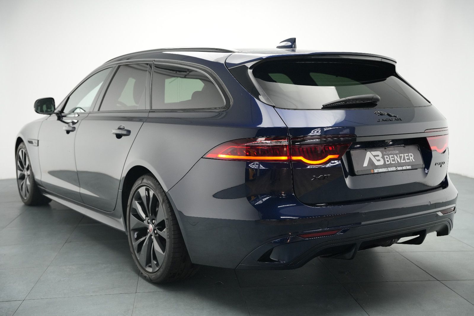 Fahrzeugabbildung Jaguar XF Sportbrake R-Dynamic SE AWD/PANO/KAM/MERIDIAN