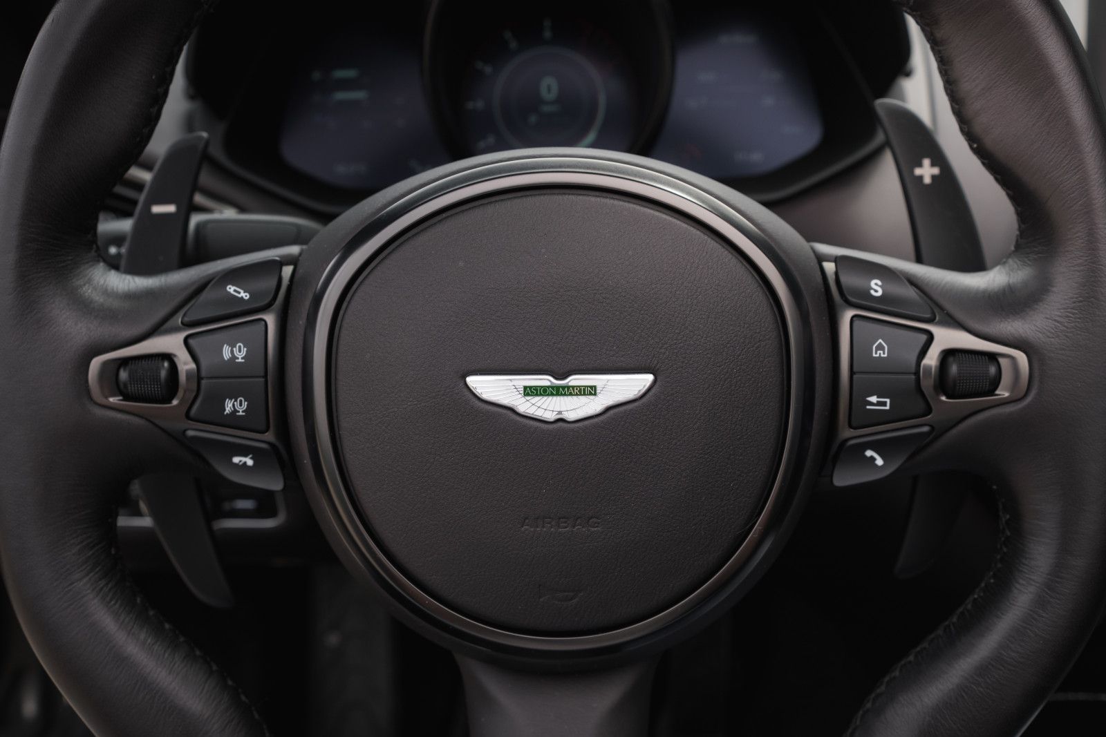 Fahrzeugabbildung Aston Martin V8 Vantage-Roadster-AM Spezialfarbe-Sport Plus.