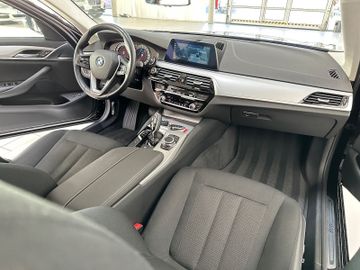Fahrzeugabbildung BMW 530e iP Kamera Alarm LiveCockpitPlus Sport
