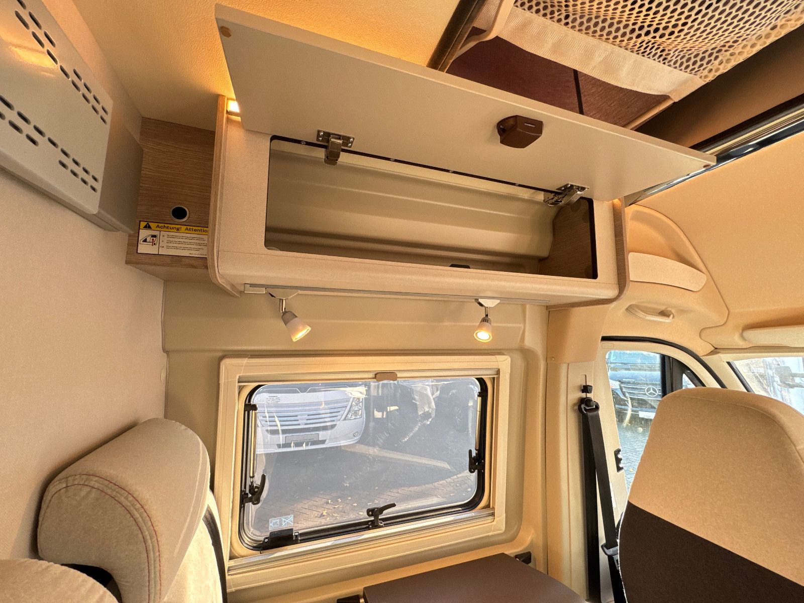 Fahrzeugabbildung Bürstner Campeo Black Forest C 600 AUFSTELLDACH SHZ NAVI+