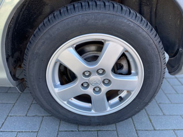 Toyota Avensis  1.8 Linea Sol