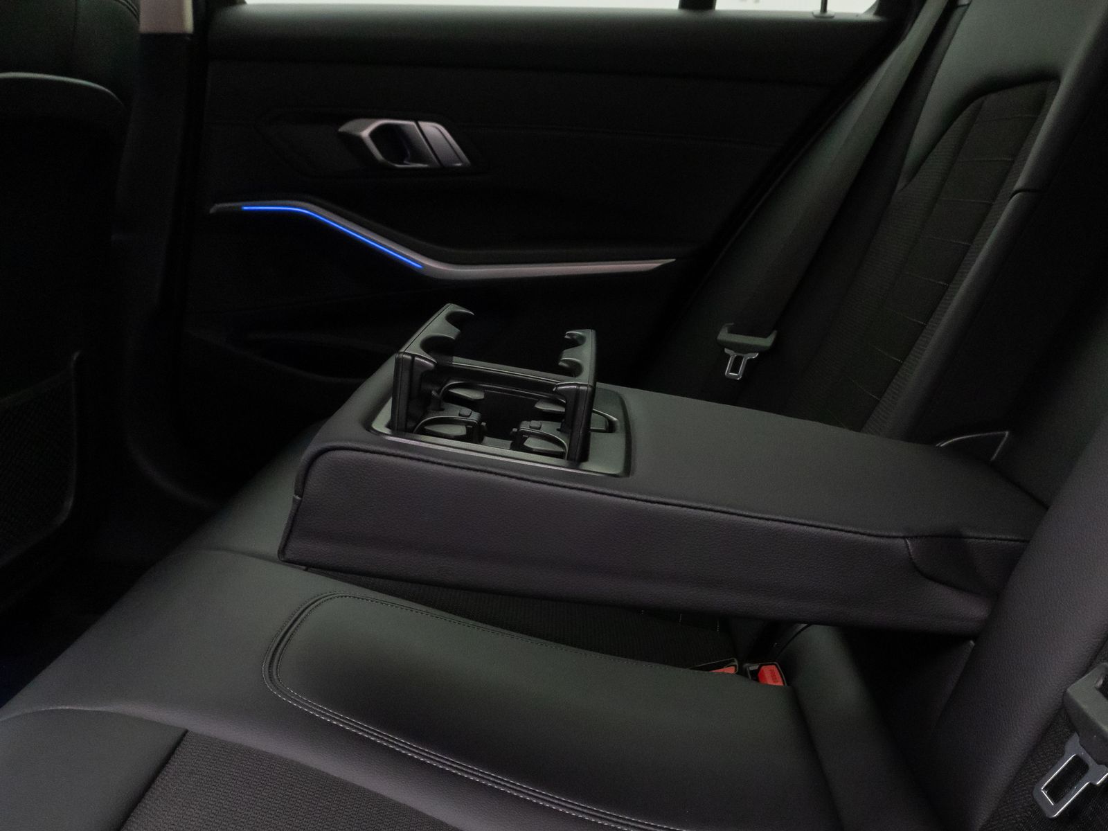 Fahrzeugabbildung BMW 320d Sport Line DAB HiFi PDC Geschwindigkeitsreg