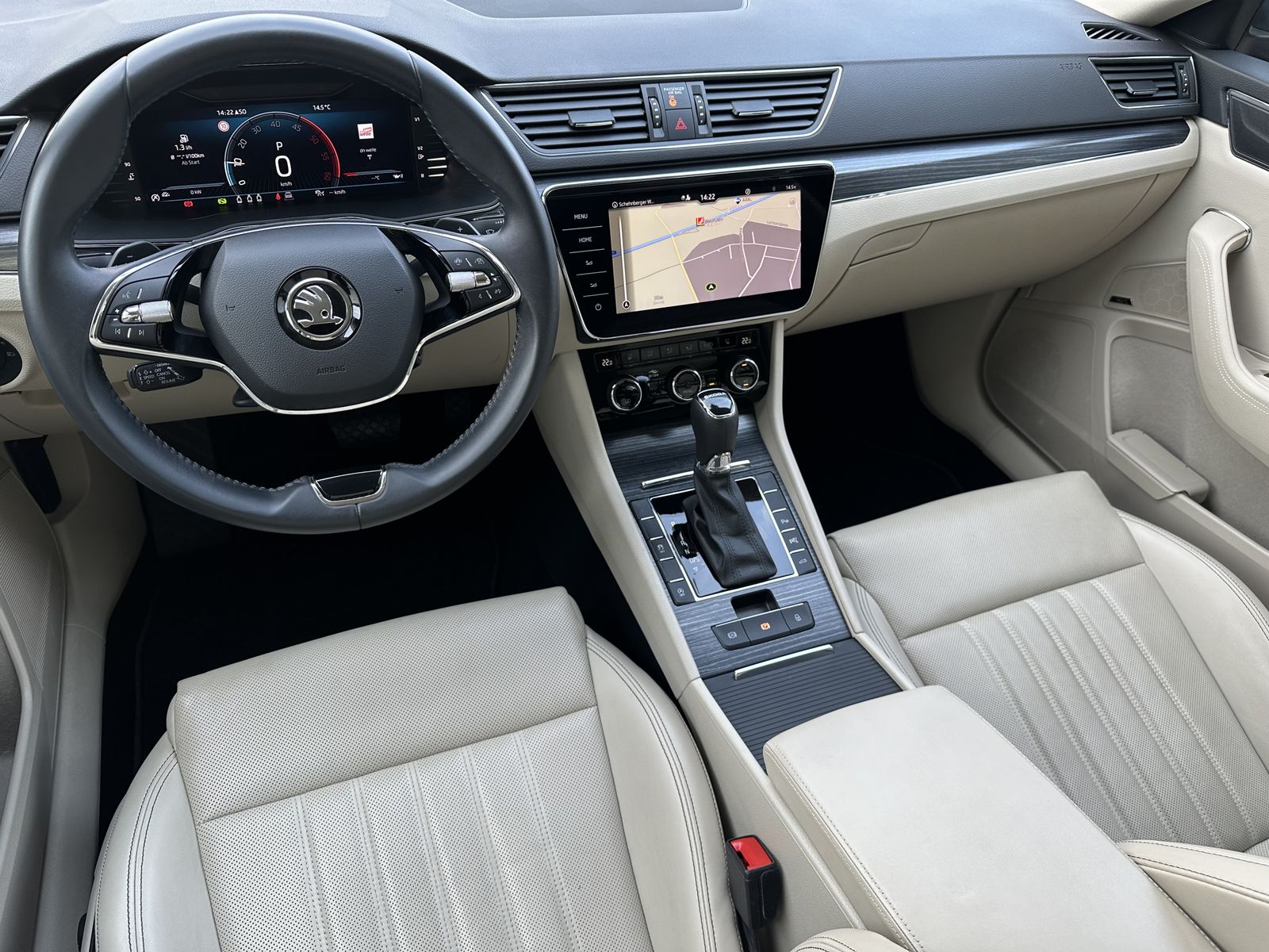 Fahrzeugabbildung SKODA Superb Combi Premium Edition NAV+LED+ACC+18ZO+VC